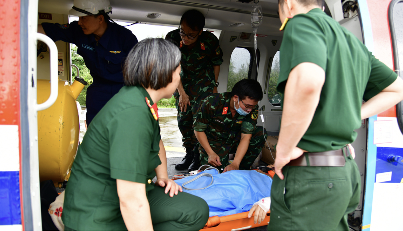 Cấp cứu khẩn cấp sản phụ trên đảo Sinh Tồn, đưa về đất liền bằng máy bay quân sự